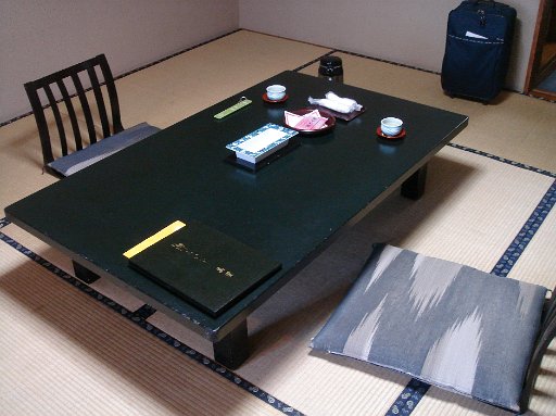 DSC07471.JPG - ���C���̃e�[�u���ł��B�����ڂ���o�Ă��āA�[���ȃT�[�r�X�ł��B