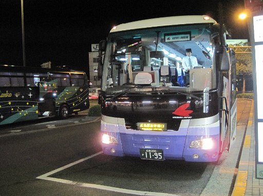 IMG_0068.JPG - �o�X�ōL���w�ֈړ��ł��B�����`�P�b�g��2,360�~�Ƃ����ł��B