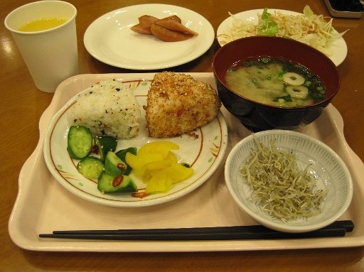 IMG_0175.JPG - ���H�͂��ɂ���Ƃ������B�ȑO�́A�T���_��E�B���i�[���������ł����ŋ߂͏[�����Ă���܂��B���傤�Ǎ��Z���̉����̑��������悤�ŁA�Ƃ��Ă�����ł܂����B