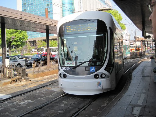 IMG_0177.JPG - �����̎s�d�́A�Ȃɂ��V�������Ȍ`�ł��B�������������������p���܂��B