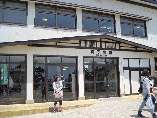 IMG_0250.JPG - �����āA���q��֓����I�Ȃ��Ȃ����h�ȉw�ɂł��B�ŏ��Ƀ��[�v�E�F�[�̂��Ă���30���قǂł��ˁB