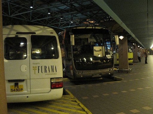 IMG_0647.JPG - �o�X�ŊX���֌����܂��B�����3�z�e������܂��BSWISSOTEL�͈�ԍŏ��B�ו��͉��̂��ʂ̃g���b�N�ŉ^�΂�܂��B