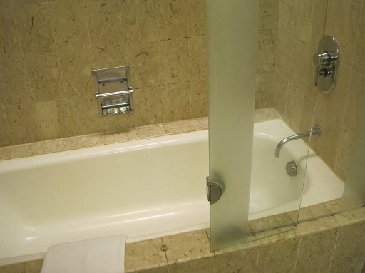 IMG_0654.JPG - �V�����[�͔����K���X�̕ǂ�����܂��āA�J�[�e���͖����ł��B���M�͑������܂�܂��̂ŉ��K�ł��B