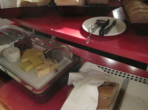 IMG_0660.JPG - �p���ƃ`�[�Y���e�푵���Ă���܂��B