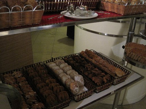 IMG_0661.JPG - �Â��n�̃p���͐H�ׂ���Ȃ��ʎ�ނ����āA���ǃ��C���p����I��ł��܂��܂����E�E�E�B