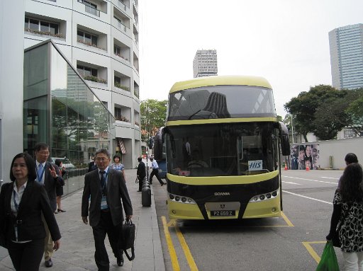 IMG_0692.JPG - ����̔����c�A�[�̃o�X�ł��B���\���h�ł��B9:15���r�[�W���ł��B