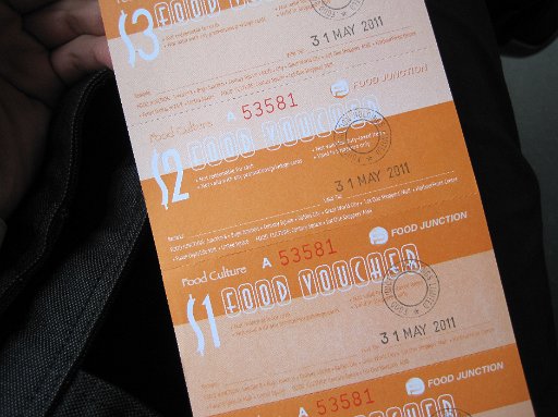 IMG_0762.JPG - �����āB�t�[�h�W�����N�V�����Œ��H�B12:45�B10�h�����̃N�[�|������āA�e���D���ȐH�������܂��B����͂ł܂����B