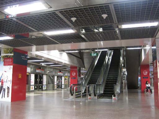 IMG_0803.JPG - �n���S�ňړ��B�u�M�X�w�ցB�߂��ł��B