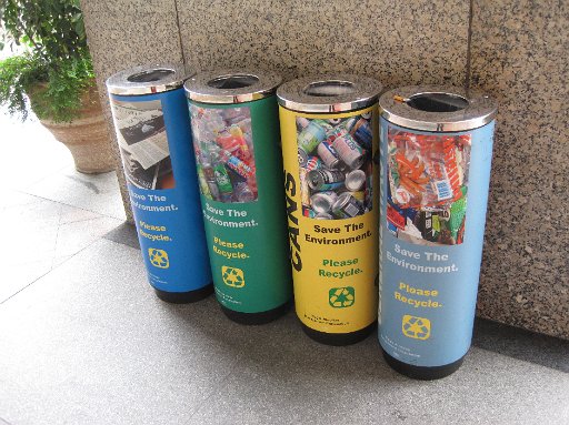 IMG_0822.JPG - �S�~���ׂ͍���������Ă���܂��B���[�ɂ��ݖ������Y��ł��ˁB