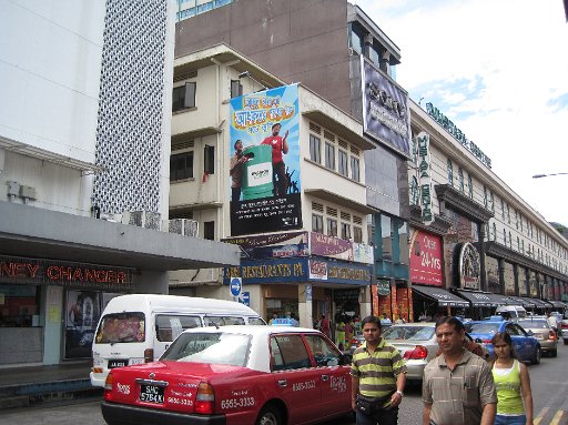 IMG_0884.JPG - �E���Ɍ�����̂�����ȃX�[�p�[���X�^�t�@�Z���^�[�ł��B�Ƃɂ����L�������ł������Ă܂��B