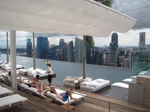 IMG_0943.JPG - �z�e���̃v�[��������ȂƂ���ɁI�h���Ҍ���ł��B�C������3�����߂��Ă���̂Ńz�e���֖߂�܂��B