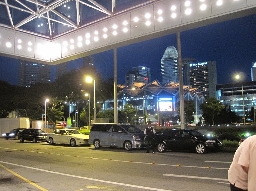 IMG_0979.JPG - 19:40�Ƀz�e�����r�[�܂�HIS�o�X�����}���ɁB�`�F�b�N�A�E�g��18���Ȃ̂ŏ�����܂����B