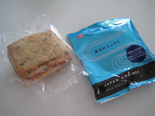 IMG_0991.JPG - ��s�@�ł́A��H�̃N�b�L�[���o�܂��B���E�E�E�����B