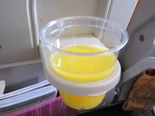 IMG_1014.JPG - �ƁA�I�����W�W���[�X�B�e�[�u�����J���Ȃ��Ă��h�����N�z���_�[�g����̂͑�ϕ֗��ł��B