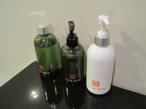 IMG_1046.JPG - ���ꂩ��܂���s�@�ɏ��̂Ń^�C�q�󃉃E���W�ŃV�����[�𗁂тĂ����܂��B�X�����i�v�[����`�̃��E���W�͍��؂ł��I