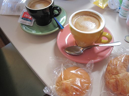 IMG_1191.JPG - ���H�̓p��������B����̓z�e����1�K��2���[���B