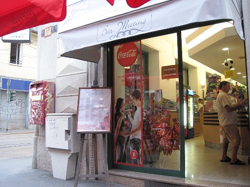 IMG_1731.JPG - �z�e���߂���BAR�Œ��H�ł��B