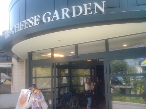 SN3E0028.JPG - �y���V�����Ń`�[�Y�P�[�L�K�[�f���̃`�P�b�g�������̂ł�����Ɗ���Ă݂܂��B���������H��������I�I�������A�����s���Ȃ��Ɩ����Ȃ��Ă��܂��܂��E�E�E�B