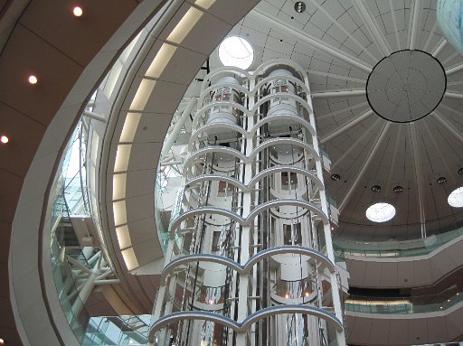 IMG_2129.JPG - ���^�[�~�i���ł��B����̓G���x�[�^�[�B