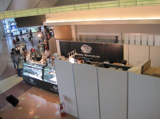 IMG_2130.JPG - �e�i���g�́A���^�[�~�i���g���Ɍ����ĉ��ݓX�܂ŉc�ƒ��ł����B