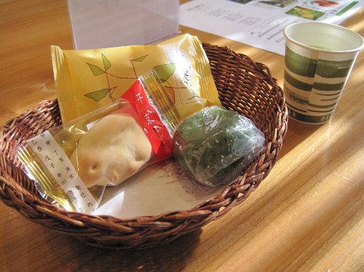 IMG_2226.JPG - �ΏM���͓X���ɃC�[�g�C���X�y�[�X������܂��̂ōw�����Ă��̏�ŐH�ׂ鎖���ł��܂��B�����̓T�[�r�X�ł��B