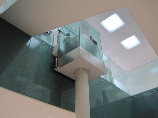 IMG_2412.JPG - �G���x�[�^�[�͖������ł��B�A�b�v���X�g�A�Ɠ������Ȃ��B