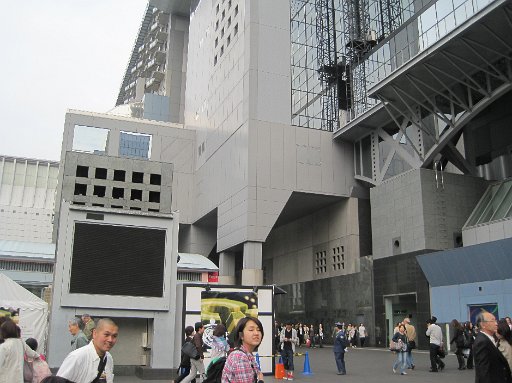 IMG_2846.JPG - ���s�w�͊X�̃C���[�W�ƈႢ�ߑ�I�ł��ˁB