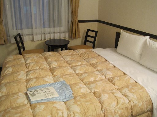 IMG_2858.JPG - �������͂����ʂ�ł��ˁB�e�[�u������܂��B�i�����C���܏��{�j