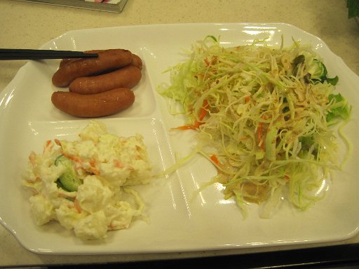 IMG_2867.JPG - �z�e���̒��H�ł��B�T���_�ƃE�B���i�[�B�i�����C���܏��{�j