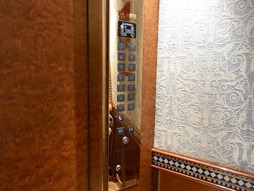 RIMG0120.jpg - �G���x�[�^�[�̃{�^���ł��B�ӂ��ł��B@���W�F���h�z�e���T�C�S��