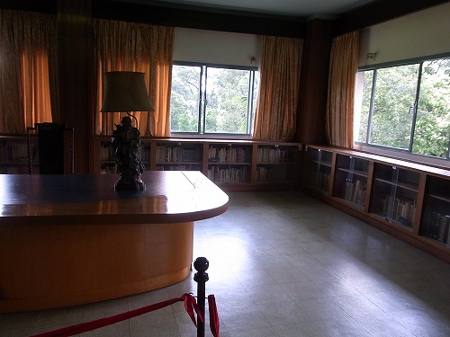 RIMG0196.jpg - �Ȃ񂾂����w�Z�̐}�����݂����ł��ˁB@����