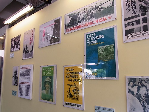 RIMG0206.jpg - �����ꂽ���{��|�X�^�[�������W������Ă���܂��B�Ȃ񂾂��g�߂Ɋ����܂��ˁB@�푈������