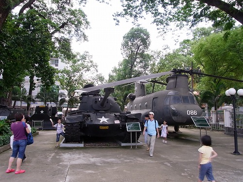 RIMG0214.jpg - ��Ԃ�w���R�v�^�[���W�����Ă���܂��B�����炭�{���ł͂Ȃ����Ǝv���܂��E�E@�푈������