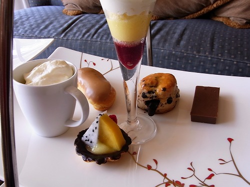 RIMG0345.jpg - 2�K���ɂȂ��Ă܂��Ă����炪��̒i�B�P�[�L�n���W�܂��Ă���܂��B@caravellehotel