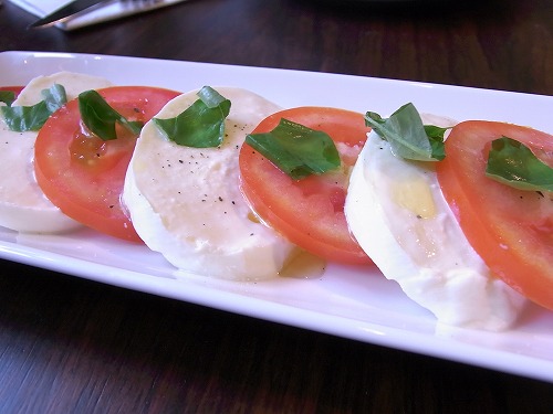 RIMG0425.jpg - �J�v���[�[�̓`�[�Y���Z���đ喞���Icaprese 95,000@pizza4P's(hochiminh)