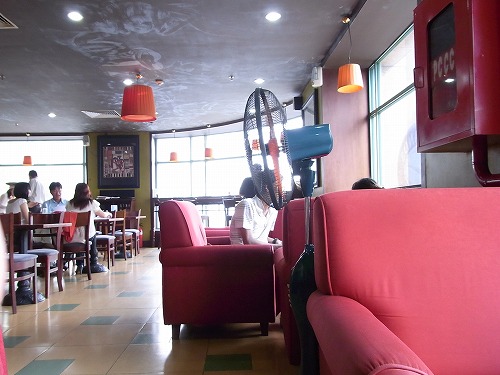 RIMG0514.jpg - �X���͂�����ƌÂ߂̂������\�t�@�[�I@highlandcoffee