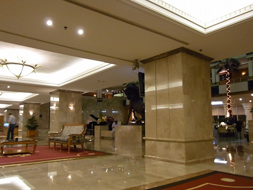 RIMG0553.jpg - �z�e���̃��r�[�ł��}���̃o�X��҂��܂��B