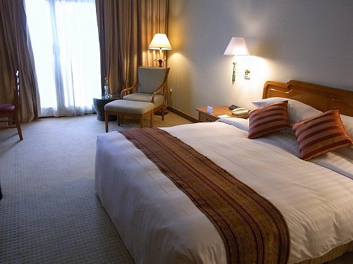 RIMG0023.jpg - ������͍���̏h����p�[�N���C���������S���B���̃z�e���̒��͂��͂�~�����}�[�ł͂���܂���B���̃M���b�v�������ł��ˁB���Ȃ݂Ɋy�V�g���x���ŗ\������܂������\�񂪏o���Ă��炸���J�ł����E�E�E�E�B