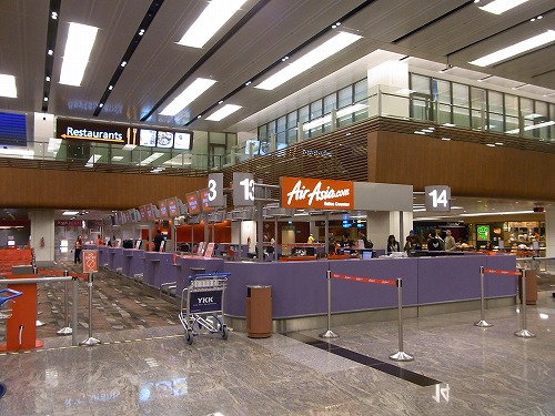 R0010007.jpg - �����炪�`�F�b�N�C���̃J�E���^�[�B���ʂ̍q���Ђƕς��Ȃ��ł��ˁB�����̂ŋ󂢂Ă��܂��B