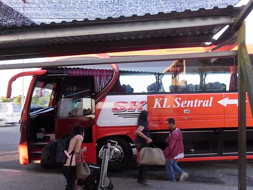 R0010023.jpg - ��`����̓o�X�ňړ��ł��B���ꂪ�A����܂Ō��\�������A����Ă�����ꎞ�Ԏォ����܂��I�S���ł�����Α����̂ł��傤���ǂˁB���҂��đ҂��Ă��܂��I