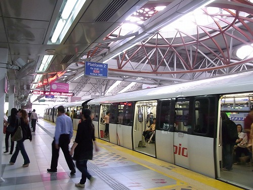 R0010080.jpg - �A����������d�Ԃł��B�󂢂Ă܂����A�����͂܂����x�݂̐l���������̂��ȁH�H