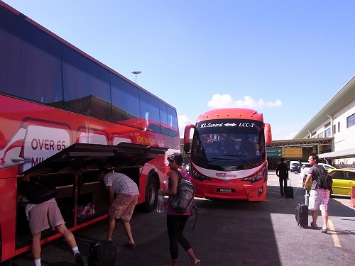 R0010083.jpg - �Z���g���������`���������Ɠ����o�X�ŋA��܂��B�����Ń`�P�b�g�������Ⴂ�܂�������ˁB�Г��ɂ��Ă����΂��낢��ȃo�X��I�ׂėǂ����������B