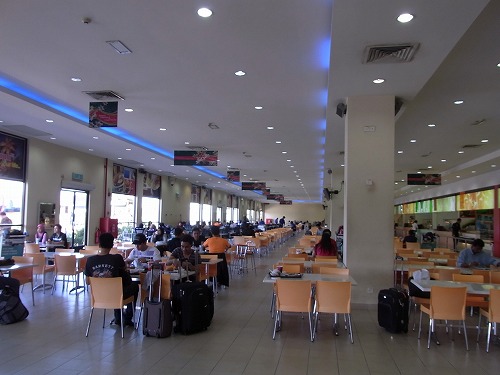 R0010084.jpg - �����͋�`�e�̃t�[�h�R�[�g�B���܂藬�s���Ă��銴���͂��܂���ˁB