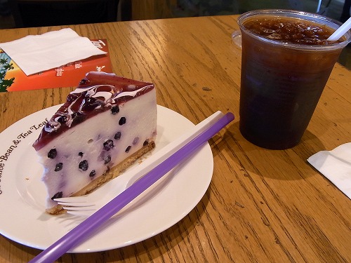 R0010089.jpg - ���Ԃ����܂����̂ŃR�[�q�[�r�[���ŃP�[�L�𒸂��܂����B�ŋ߁A���낢��ȏ��ŃR�[�q�[�r�[���������܂����A�ǂ��̍��̃`�F�[���Ȃ̂ł��傤���H���\�D���ł��B