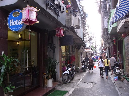 R0010265.JPG - ���߂Ẵn�m�C�ł����������������ꂢ�Ȓ����݂ŋ����܂����I���ӏh������̂͂�����`���[�~���O�z�e���ł��B�͂��B�Ƃ��Ă��`���[�~���O�ȃz�e���ł��ˁB�ꔑ20�h���ł������}���̎Ԃ�18�h���A��`�s����15�h���A���v53�h���ɂȂ�܂��Ă��͂�h�������ړ��̕������C���ȗ����ł��B�X�傳��͂Ƃ��Ă��e�؂ȕ��ł����B���\���hanoicharminghotel.com�ցI