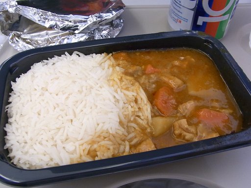 R0010338.JPG - �Ȃ�ƁA�^�C�K�[�������{���J���[�B���X�R�N�Ɍ����܂�����s�@�ŐH�ׂĂ��邱�Ƃ��l����Ώ\���ł��I�I