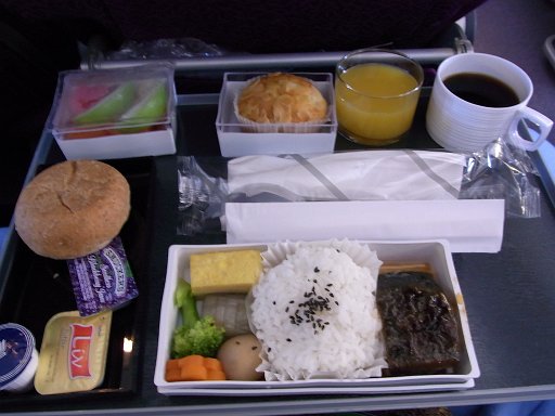 R0010519.JPG - �H���͂������a�H��I���ł��B�Q�ڂ��Ă����̂ł�����ƂԂ�Ă܂��ˁB���͂�ƃp���ƃ}�t�B���Ƃ����g�ݍ��킹�͂Ȃ��Ȃ��s�v�c�Ȋ������B�B�B