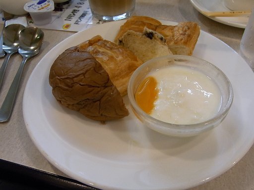 R0010521.JPG - �������Ȃ���A�p���͎R��̃p���ł��B���傤�ǔ��������Ă܂��������ʂɃX�[�p�[�Ŕ����Ă���p���̃p�b�P�[�W�ł����B�C���ł������������������܂��ˁB