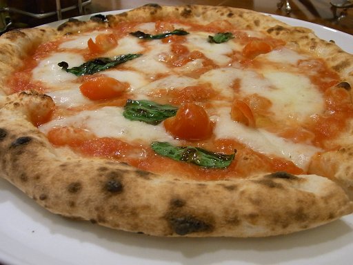 R0010561.JPG - CESARI�̃s�U�ł��I20���قǕ��т܂������A���񂾍b�オ����܂����B���������C�^���A�s�U�𖞋i�ł��B