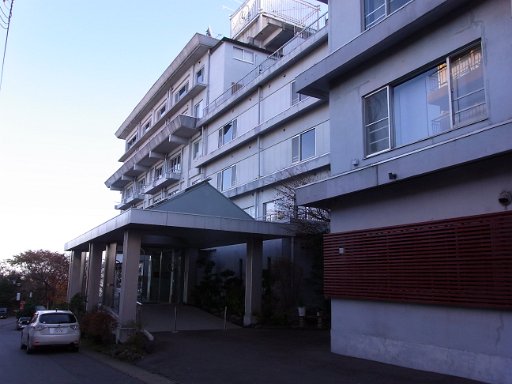 R0011581.JPG - �o�X�ňړ����Ă�낱�т̏h����삳��֏h���ł��B�O�ς͂�����ƌÂ߂ł����B�B�B